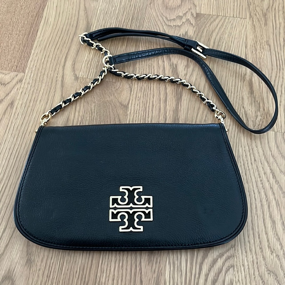 Britten clutch in excellent condition. Only used once. Comes with dust bag.